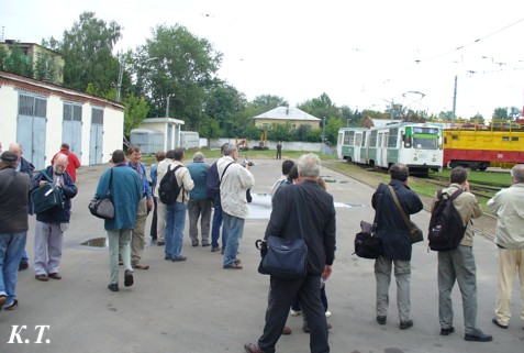 Трамвайные туристы на территории парка